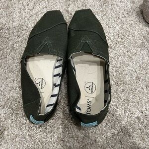 Women’s toms barely worn 7.5. Army green color